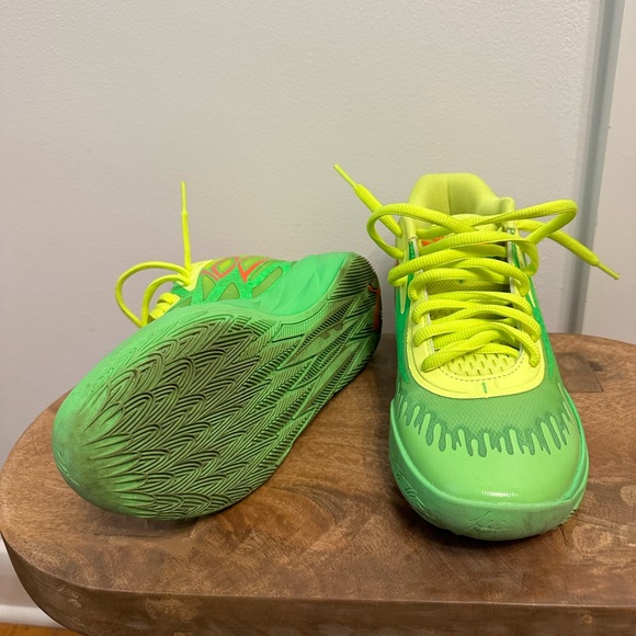 Kids basketball shoes in good used condition. - Picture 3 of 3